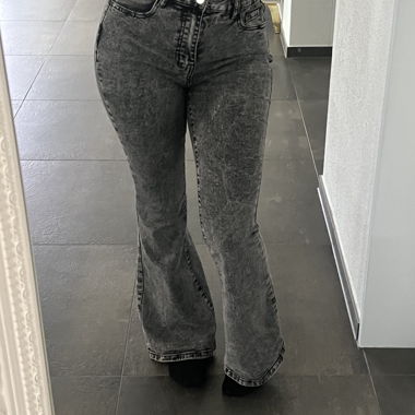 Trendige graue Schlagjeans im Vintage-Look