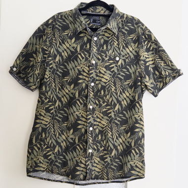 Camicia a bottoni con motivo grigio scuro e verde