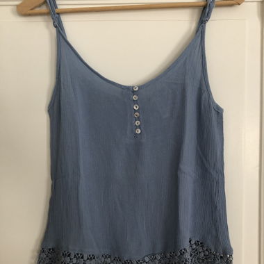 Blouse-tube en dentelle bleue