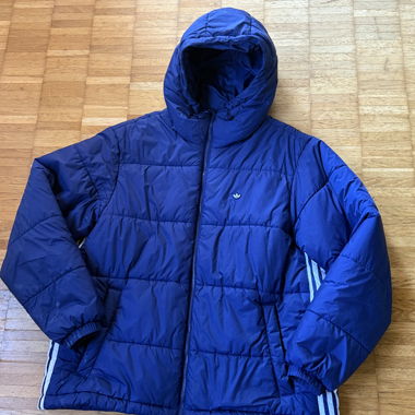 Blaue adidas-Daunenjacke