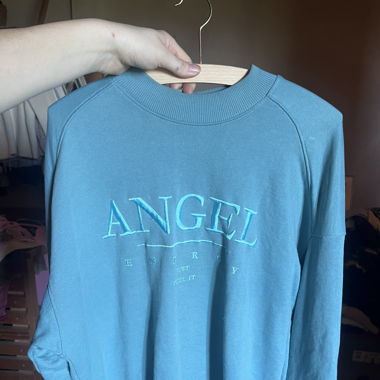 Blauer weicher Pulli