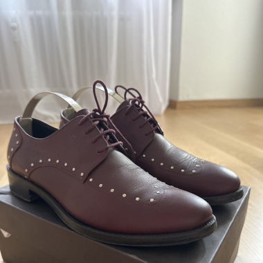 Lederschuhe mit Nieten