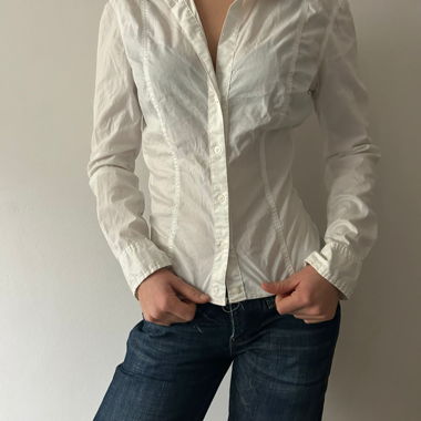 Blusa bianca sagomata