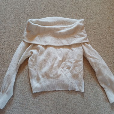 Maglione scollato sulle spalle