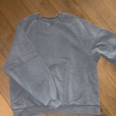 Grauer Sweatshirt