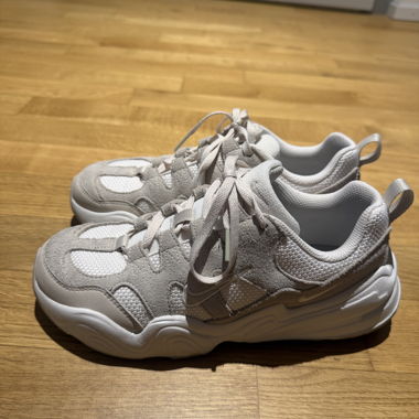 Nike Tech Hera Size 38 beige