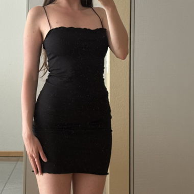 Schwarzes Kleid