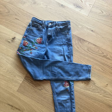 Jeans mit Stickereien