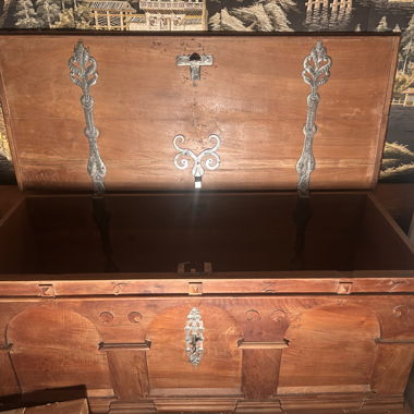 Coffre ancien en bois avec ferrures métalliques