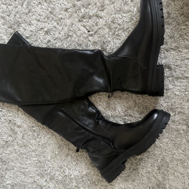 Schwarze Stiefel bis hoch