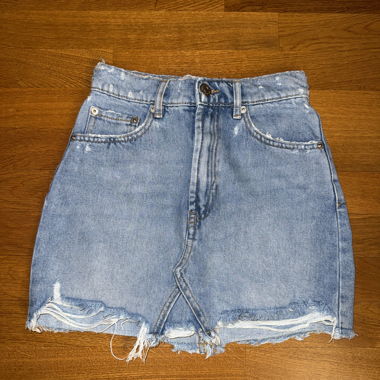 Gonna di jeans Zara con orlo sfrangiato