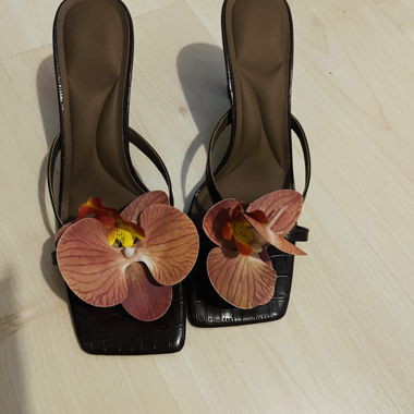 Tacchi alti neri con fiori