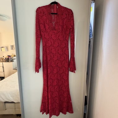 Robe rouge en dentelle à manches longues
