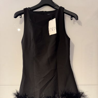 Abendkleid mit Federsaum
