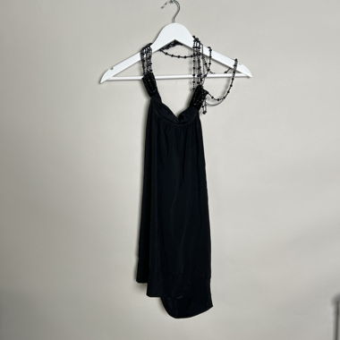 Robe noire à bretelles perlées