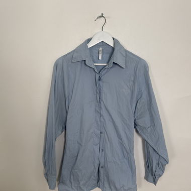 Camicia azzurra con bottoni