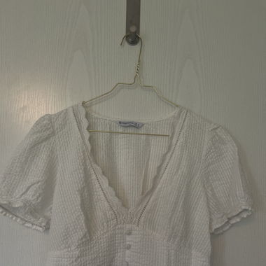 Weisse Bluse mit kurzen Ärmeln und Spitze