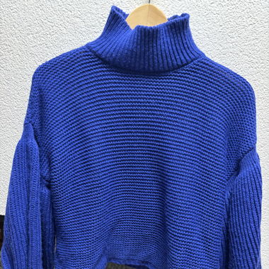 Blauer Strickpullover 