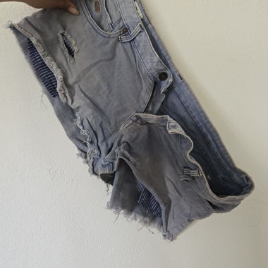 Light Blue Distressed Denim Shorts – QSD – Size 27