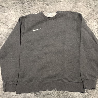 Grauer Nike Pullover