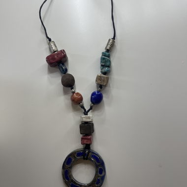 Collier pendentif perles multicolores
