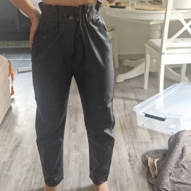 Pantaloni neri in pelle