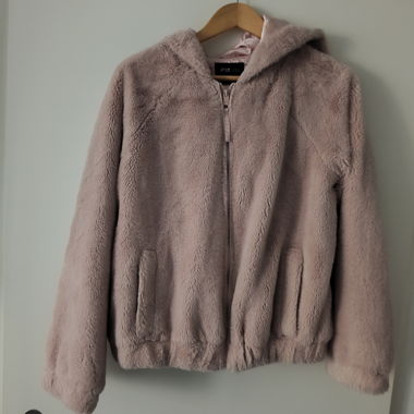 Veste en peluche rose avec capuche