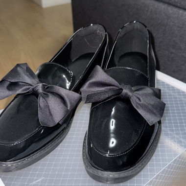 Loafer neri in vernice con fiocco