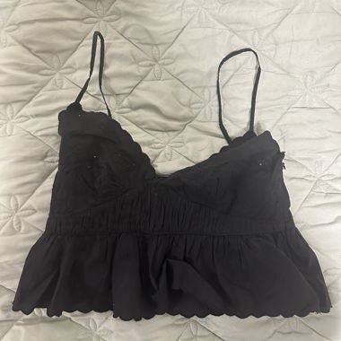 Schwarzes Top mit feinen Trägern