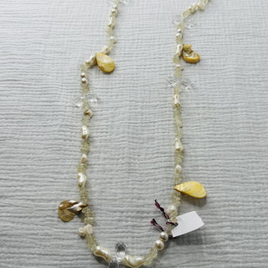 Kette aus Perlen und Muscheln