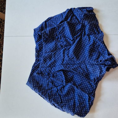 Pantaloncini in tessuto leggero con pois blu