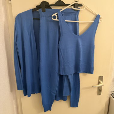 Ensemble tricot bleu en trois pièces