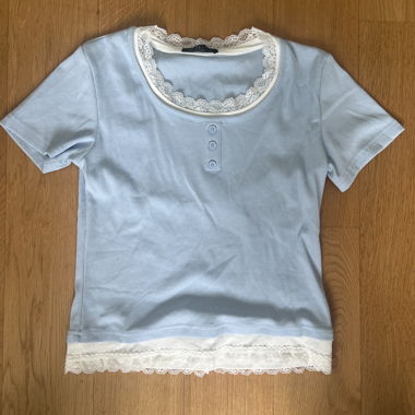 Haut à bordure en dentelle bleu clair