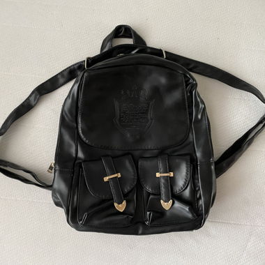 Schwarzer Rucksack mit Vordertaschen