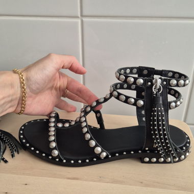 Sandales noires cloutées