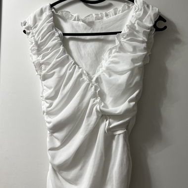 Top à volants et ruchés blancs