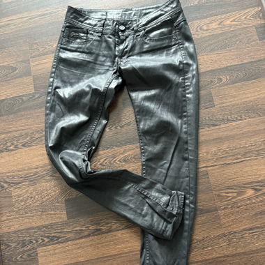 Jeans in Lederoptik