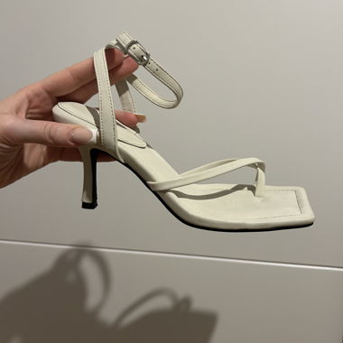 Absatzschuhe in gebrochenem Weiß