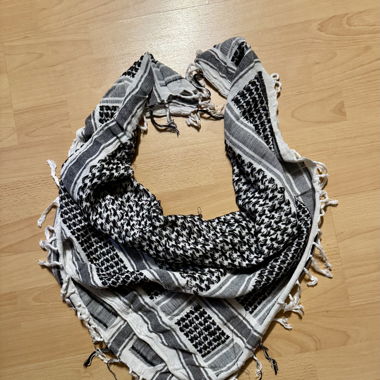 Écharpe noire et blanche 