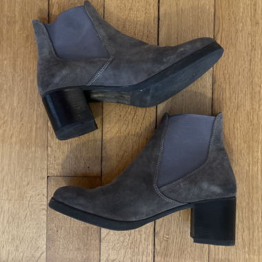 Grau-braune Veloursleder-Stiefeletten