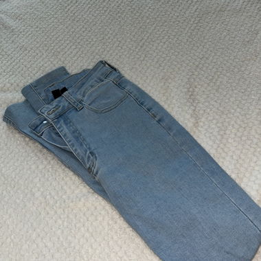 Jeans bleu fendu 
