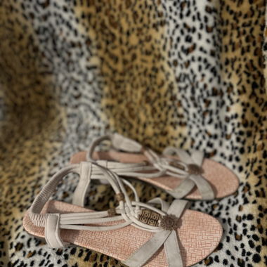Schöne verspielte Sandalen