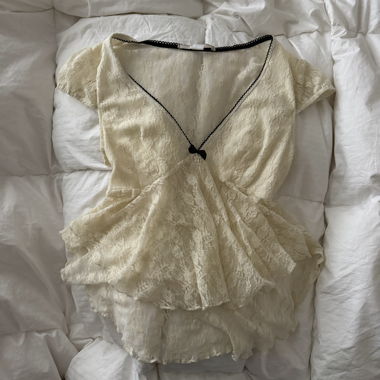 Top in pizzo delicato