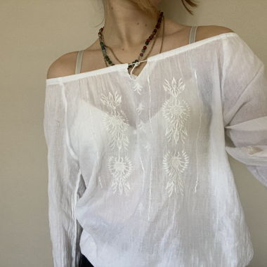 Weisse bestickte Sommerbluse