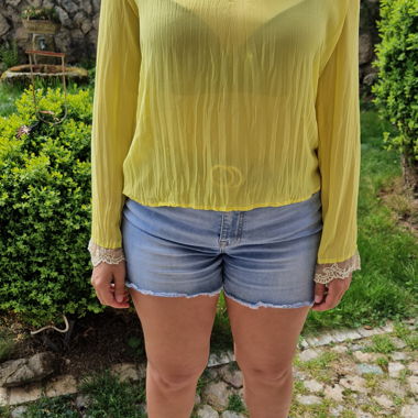 Blouse jaune en dentelle Mango