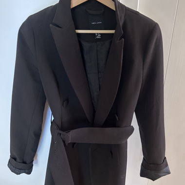 Schwarzer Blazer mit Guertel
