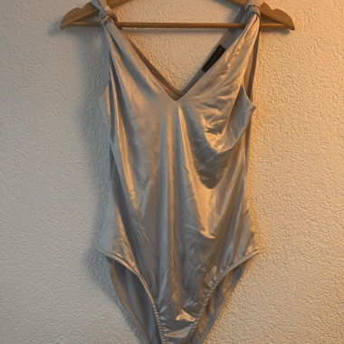 Body con spalline in argento metallizzato