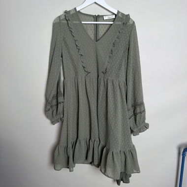 Mini-robe grise à volants