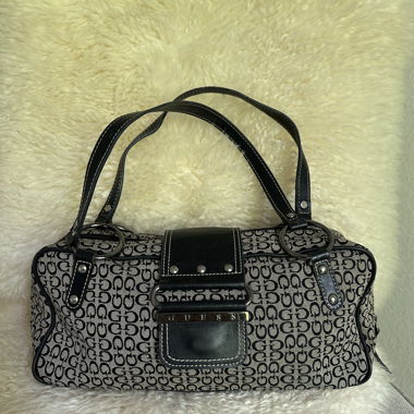 Guess Monogramm Schultertasche aus Canvas