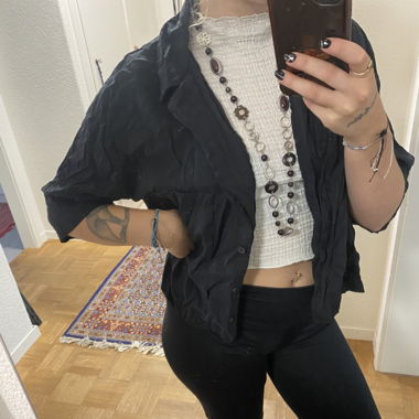 Shimmy in black.